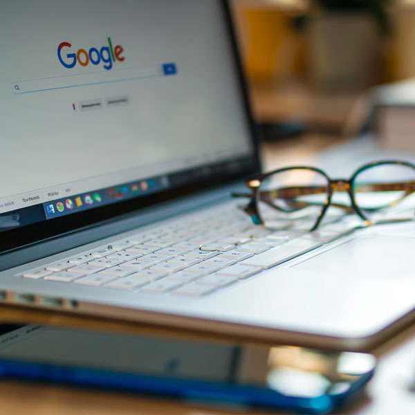 un-primer-plano-de-una-pantalla-de-comercializacion-que-muestra-la-densidad-de-palabras-clave-y-la-optimizacion-de-contenido